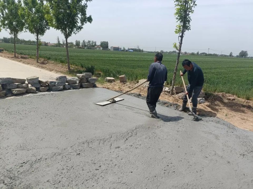 鄆城某村修繕農田生產路，打通農業生產“最后一公里”